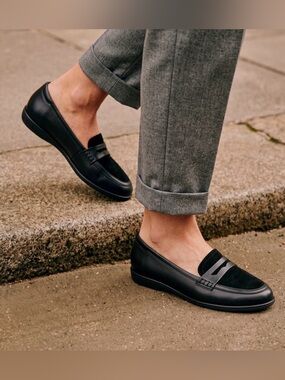 Naturalizer Black Leather & Suede Penny Loafers | Size 8M